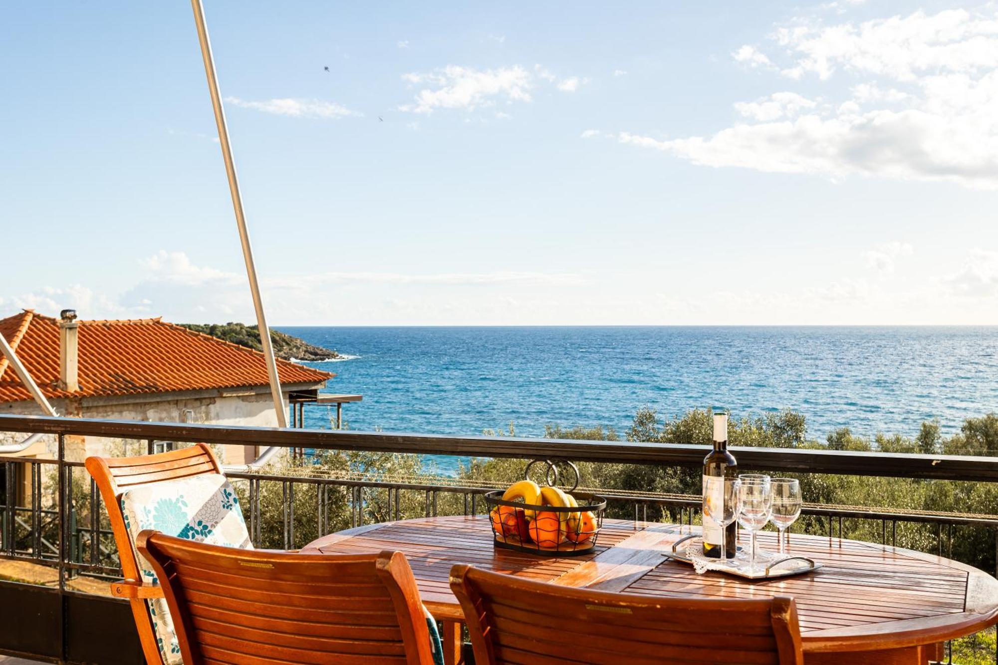 Sunset Serenity - Seaside Getaway Apartment Kardamyli